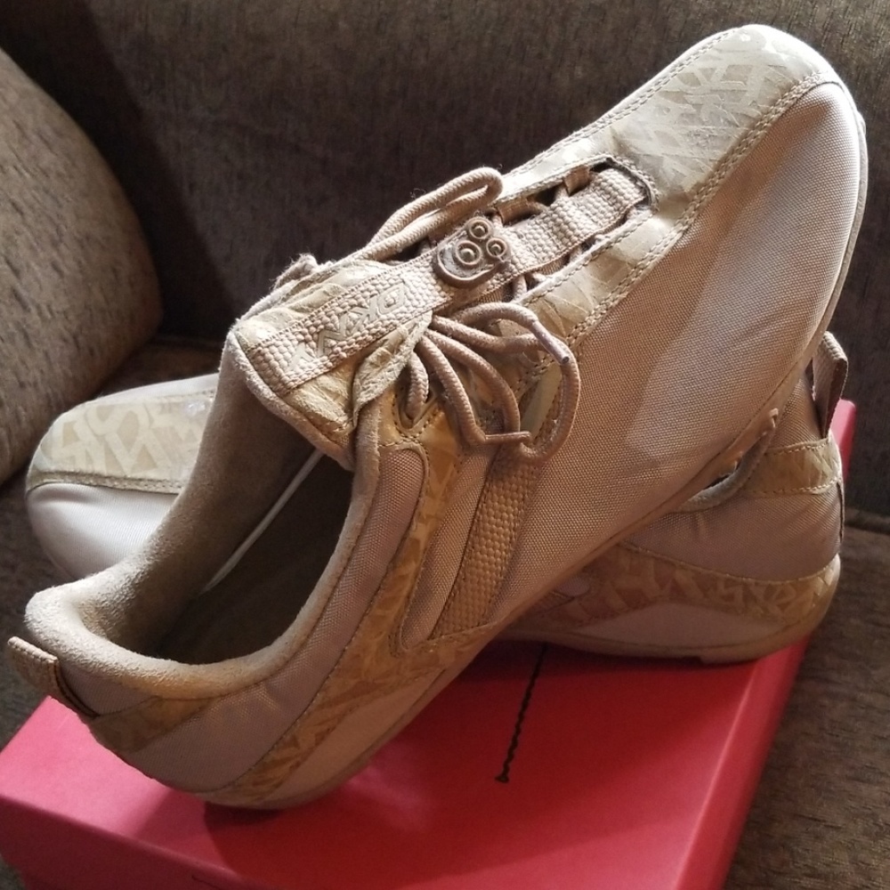 Men's size 9.5 DKNY Speedlace shoes